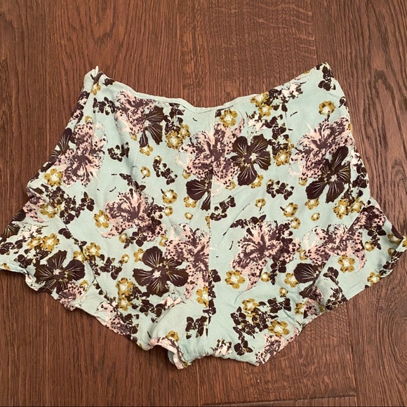 Free People- mint floral shorts - Picture 6 of 9